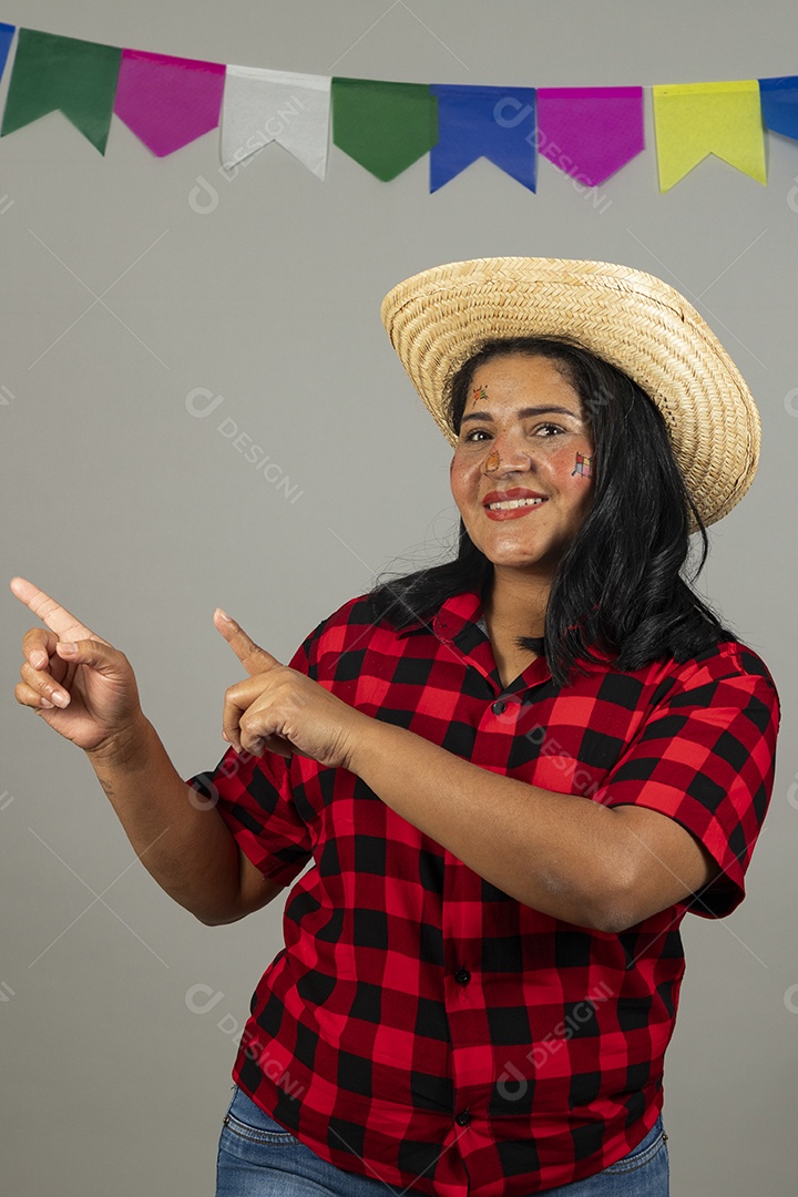 Mulher jovem usando roupas típicas de festa junina