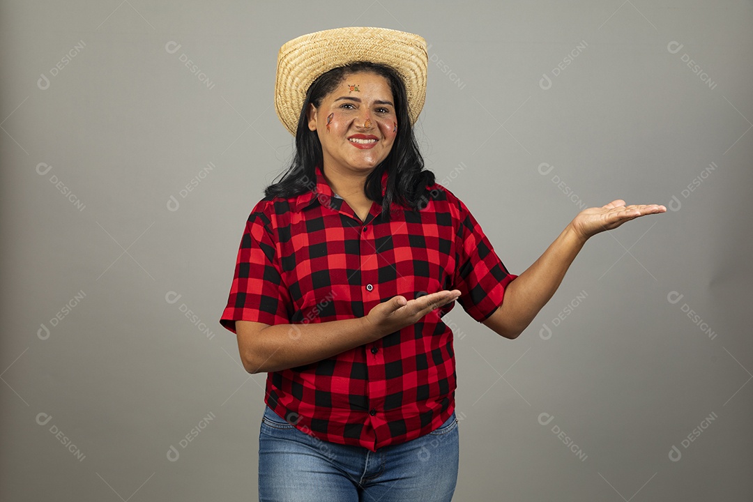 Mulher jovem usando roupas típicas de festa junina