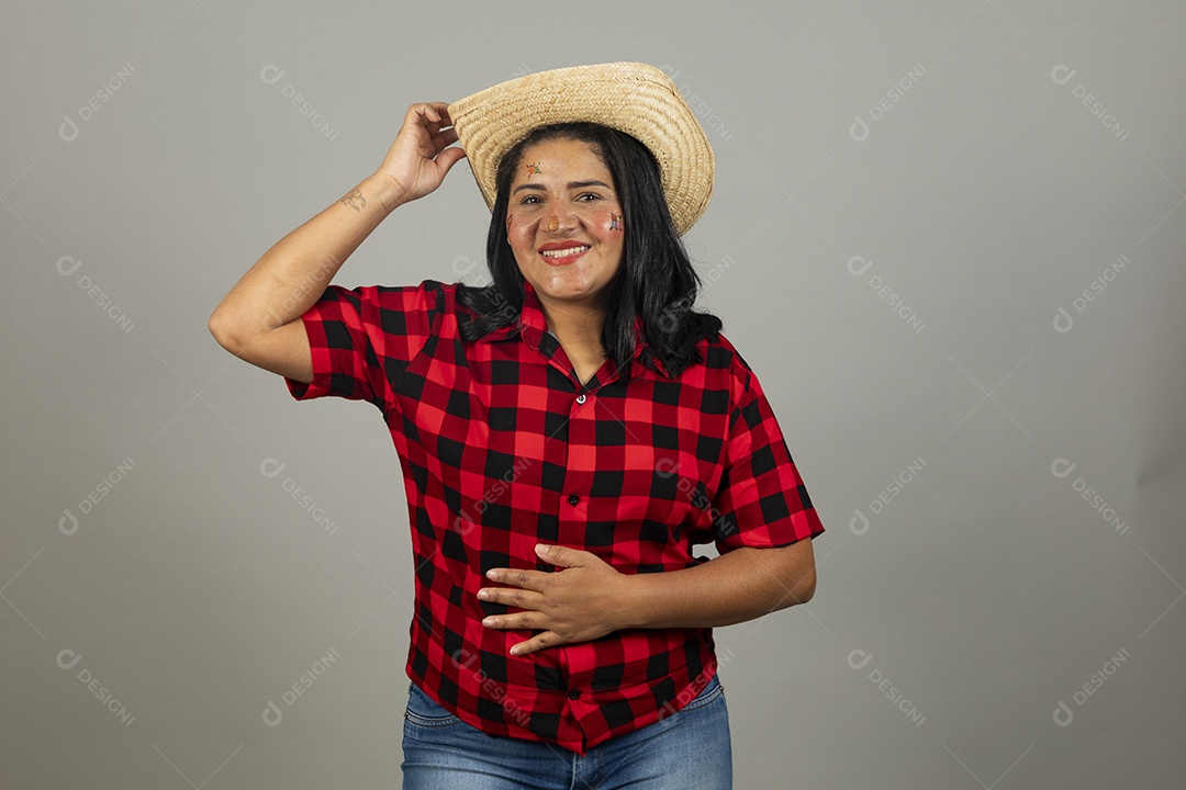 Mulher jovem usando roupas típicas de festa junina