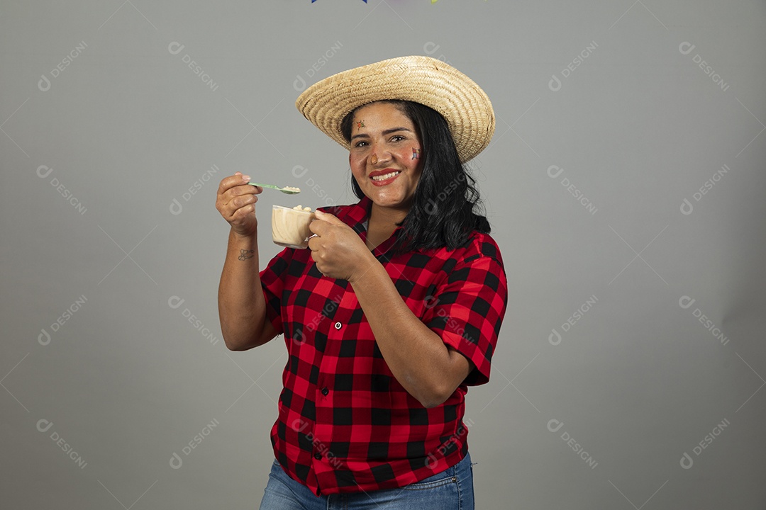 Mulher jovem usando roupas típicas de festa junina