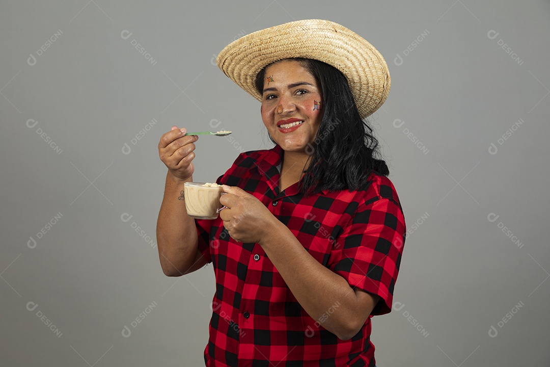 Mulher jovem usando roupas típicas de festa junina