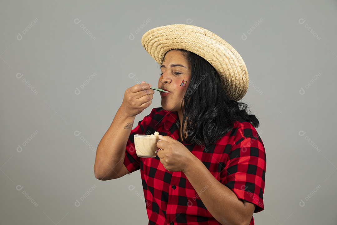 Mulher jovem usando roupas típicas de festa junina