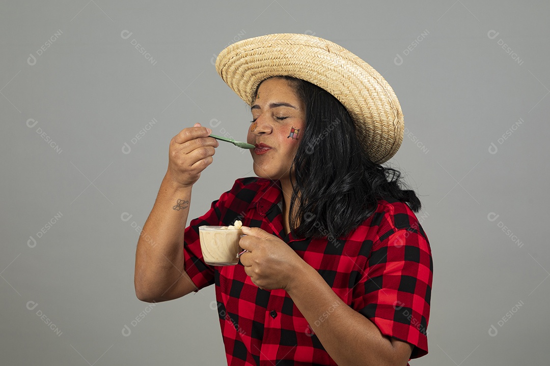 Mulher jovem usando roupas típicas de festa junina
