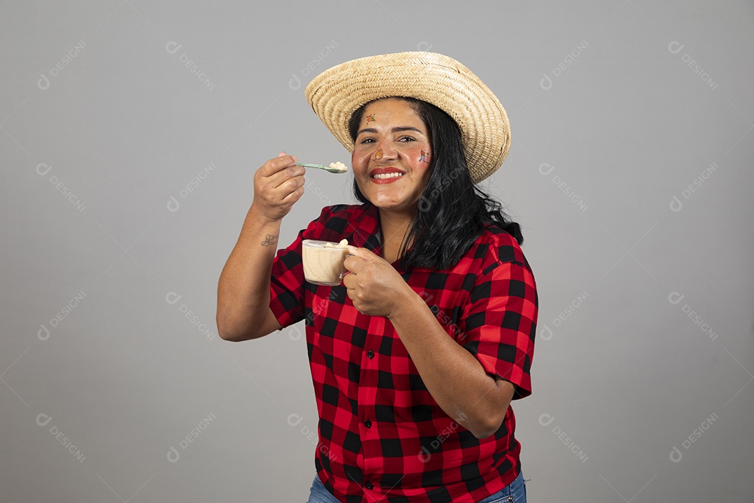 Mulher jovem usando roupas típicas de festa junina