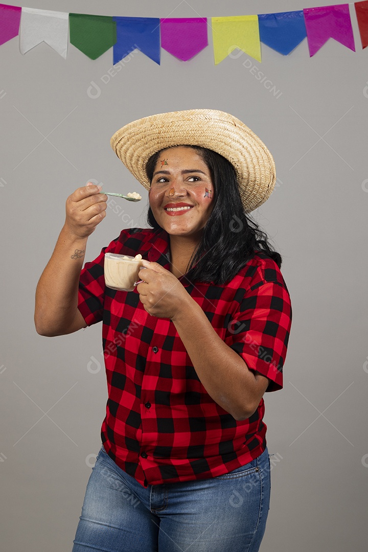 Mulher jovem usando roupas típicas de festa junina