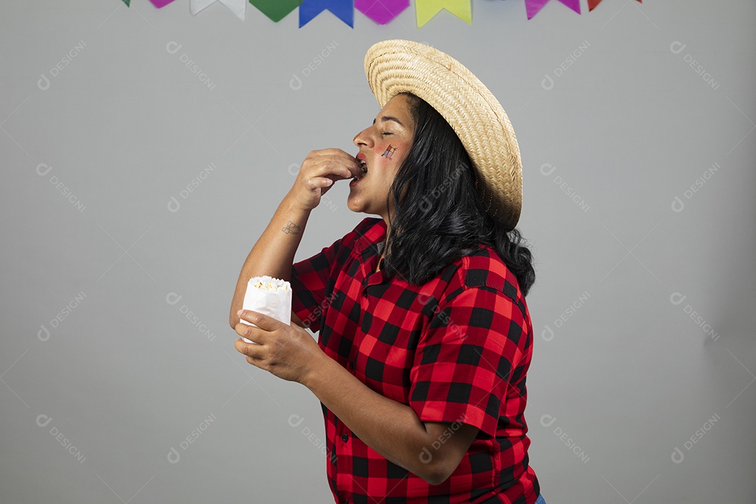 Mulher jovem usando roupas típicas de festa junina