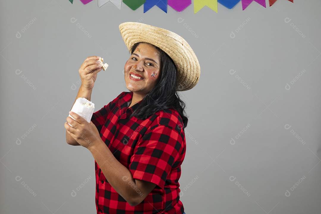 Mulher jovem usando roupas típicas de festa junina