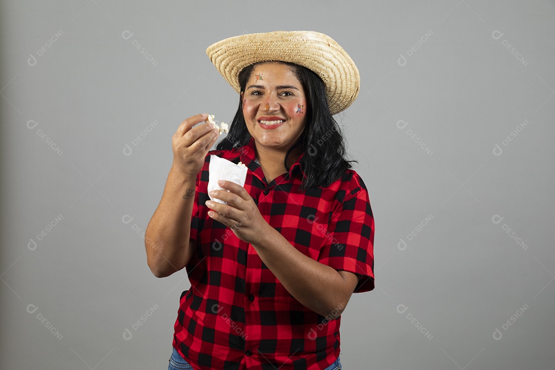 Mulher jovem usando roupas típicas de festa junina