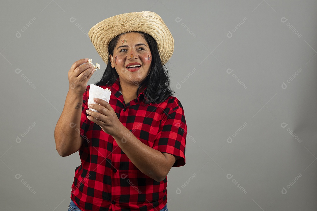 Mulher jovem usando roupas típicas de festa junina