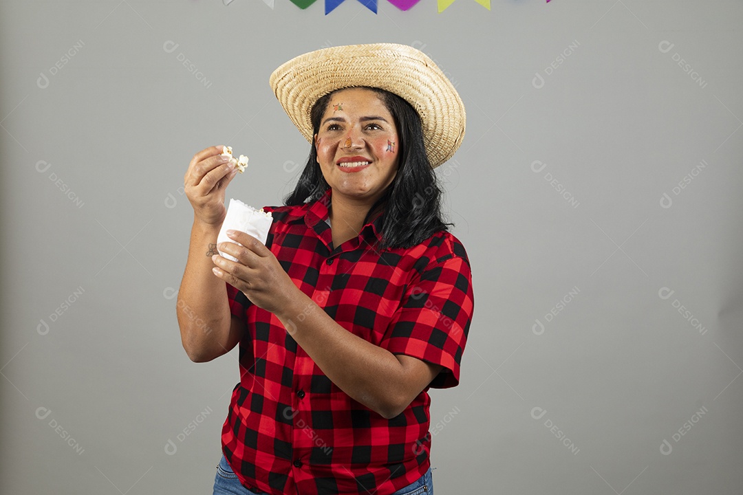 Mulher jovem usando roupas típicas de festa junina