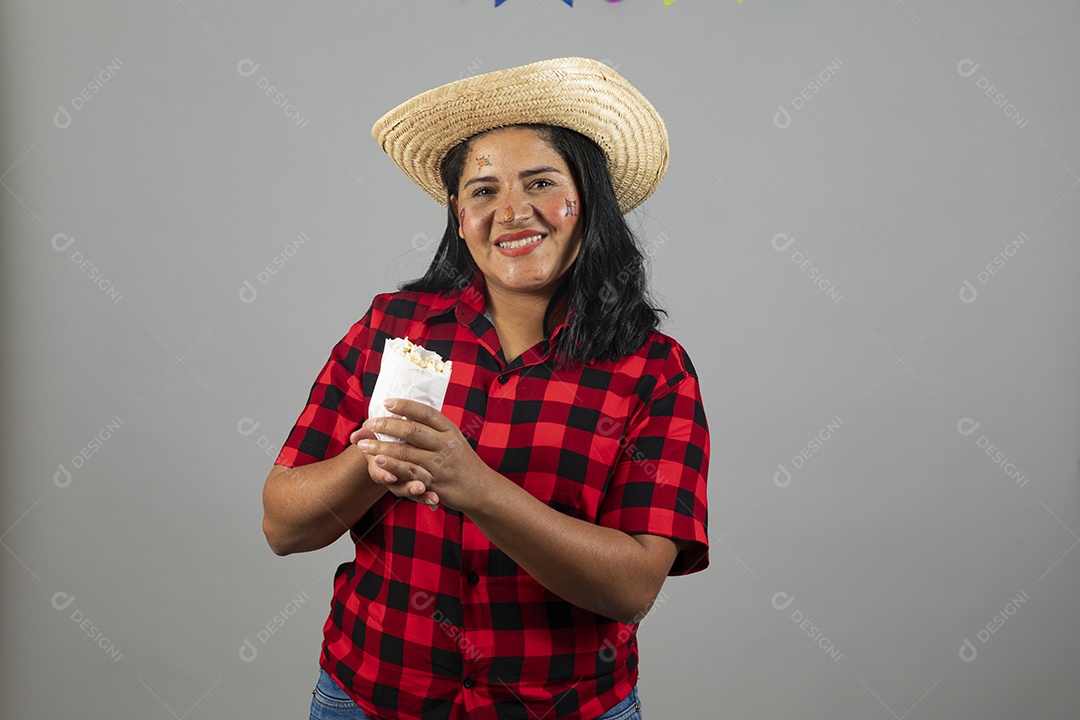 Mulher jovem usando roupas típicas de festa junina