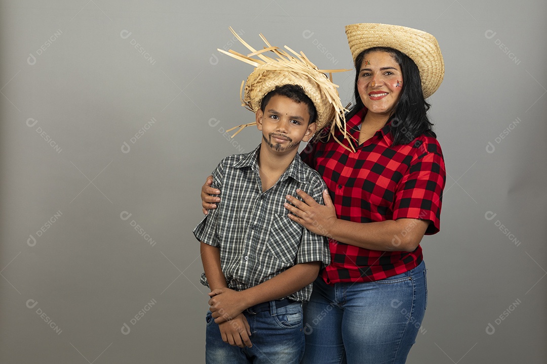 Mãe e filho celebrando festa junina