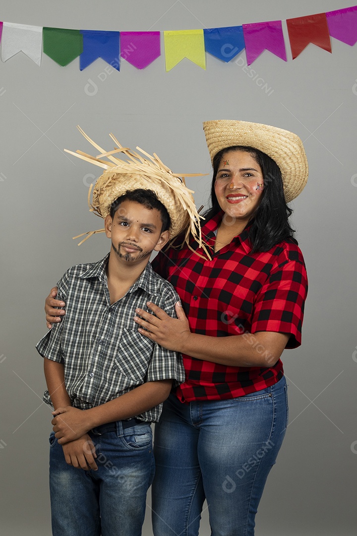 Mãe e filho celebrando festa junina