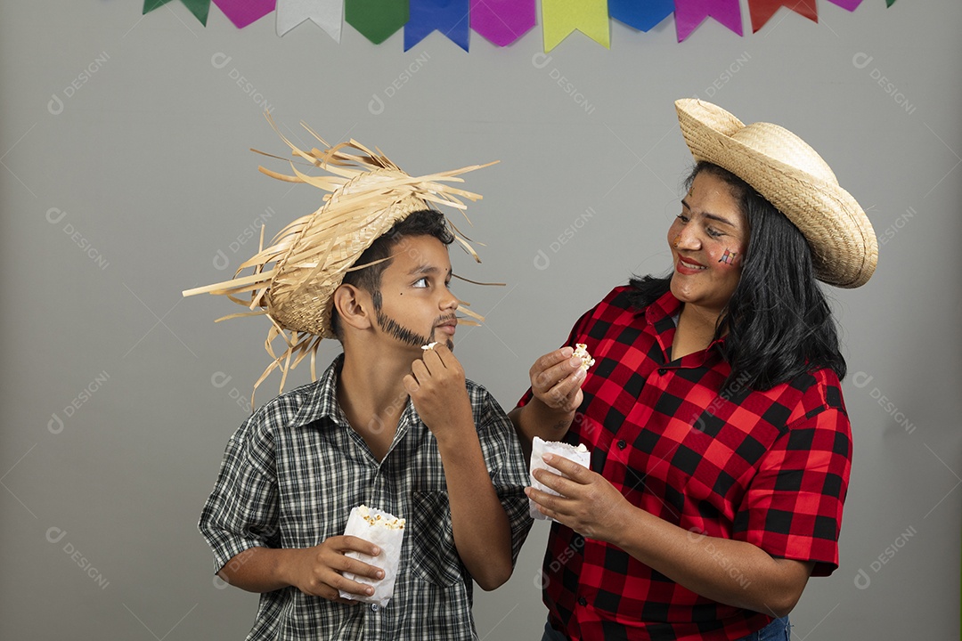 Mãe e filho celebrando festa junina