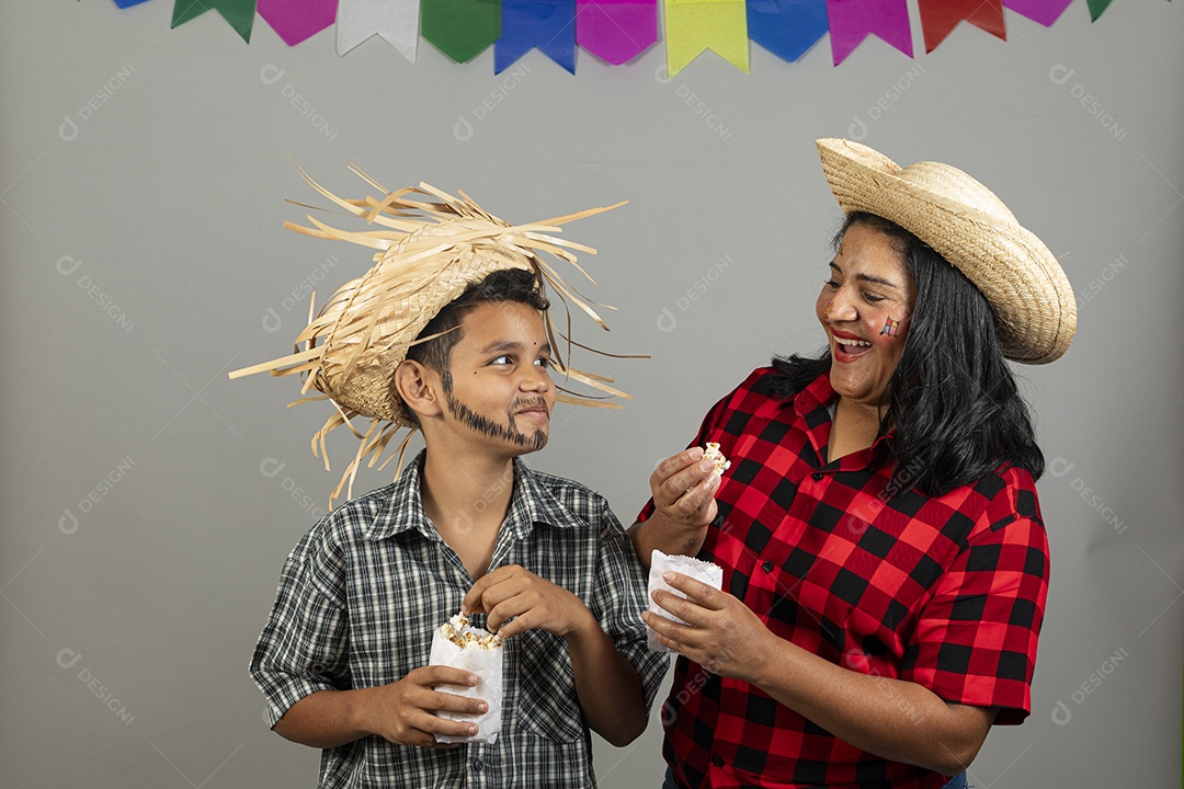 Mãe e filho celebrando festa junina