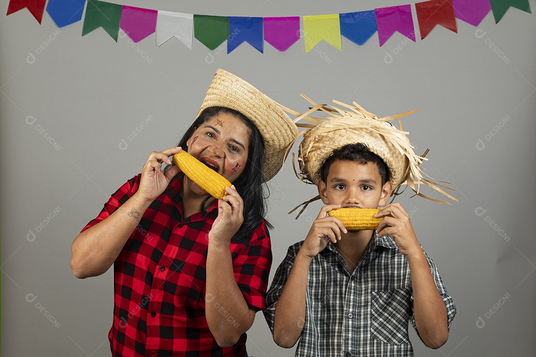 Mãe e filho celebrando festa junina