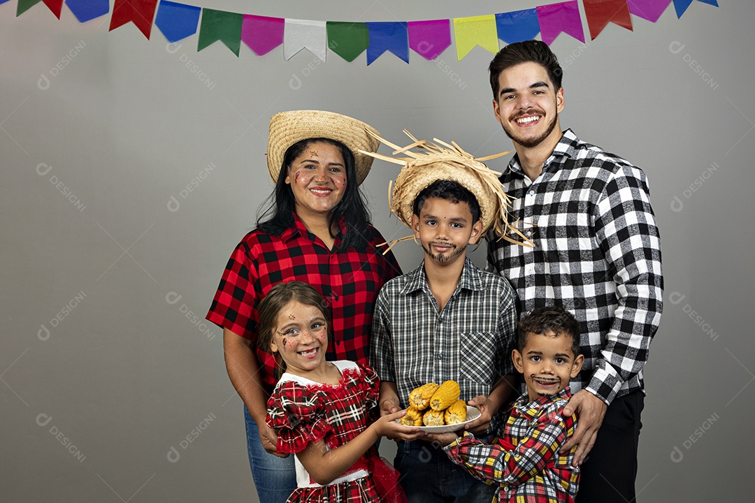 Linda família celebrando festa junina