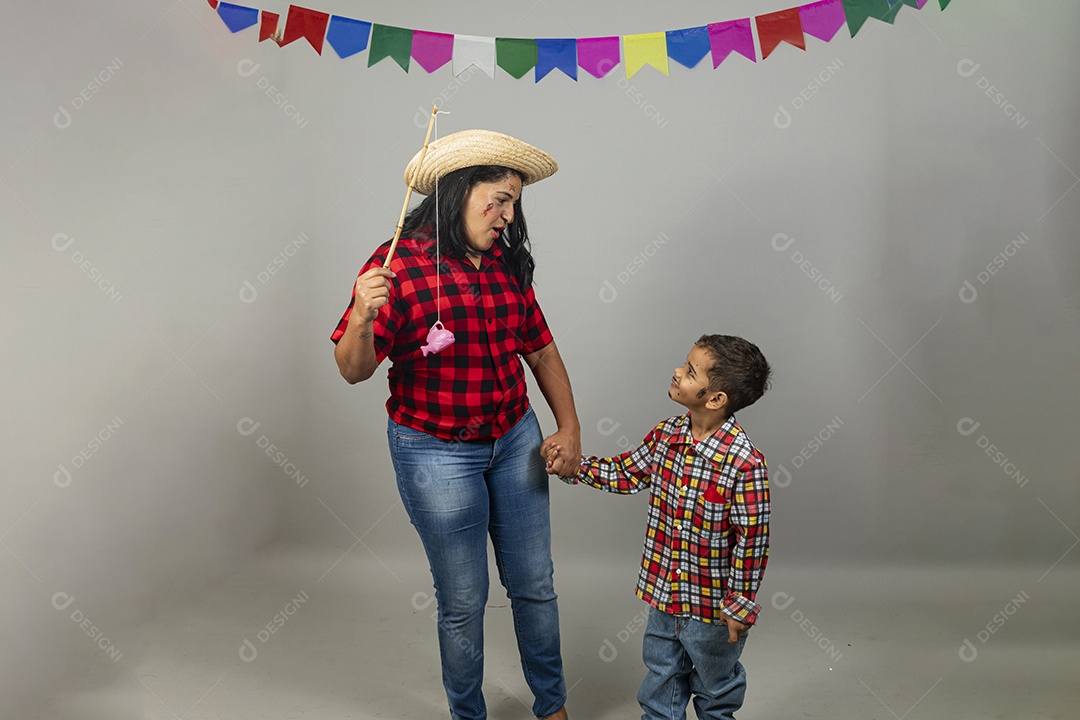 Mãe e filho celebrando festa junina
