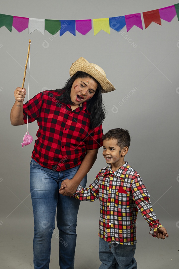 Mãe e filho celebrando festa junina