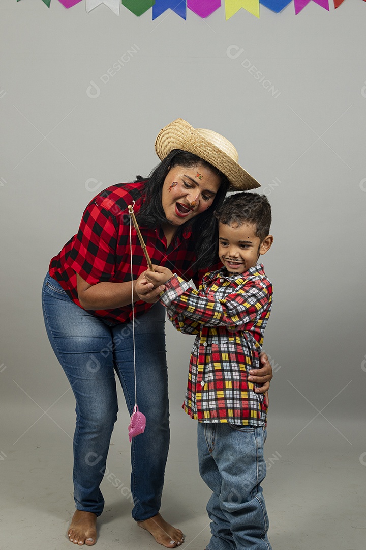 Mãe e filho celebrando festa junina