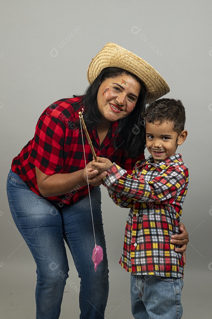 Mãe e filho celebrando festa junina