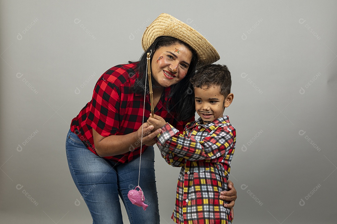 Mãe e filho celebrando festa junina