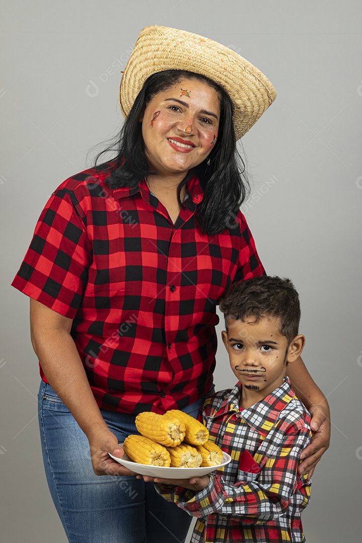 Mãe e filho celebrando festa junina