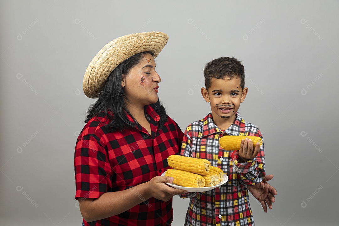 Mãe e filho celebrando festa junina