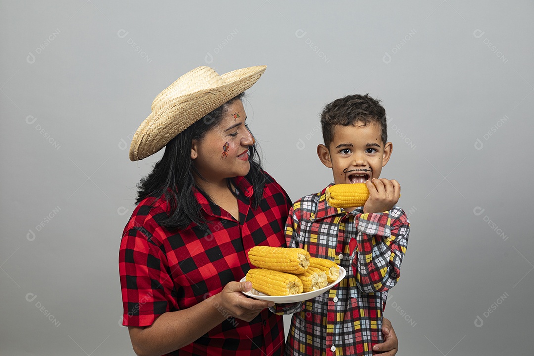 Mãe e filho celebrando festa junina