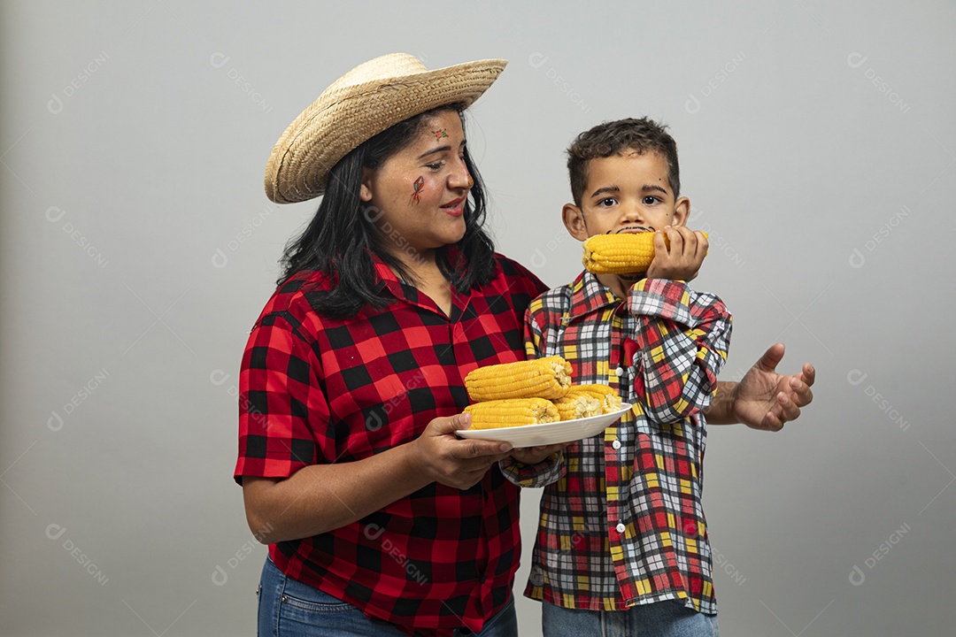 Mãe e filho celebrando festa junina