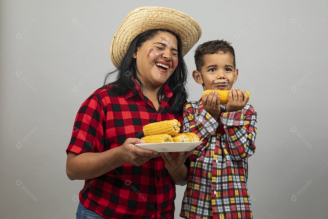 Mãe e filho celebrando festa junina