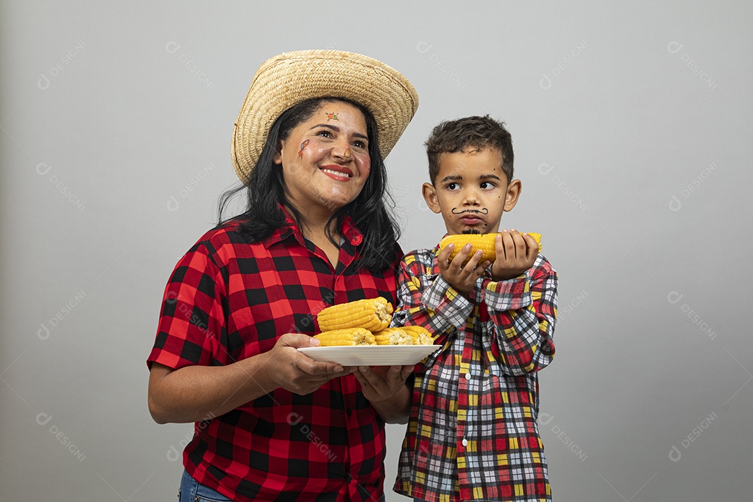 Mãe e filho celebrando festa junina