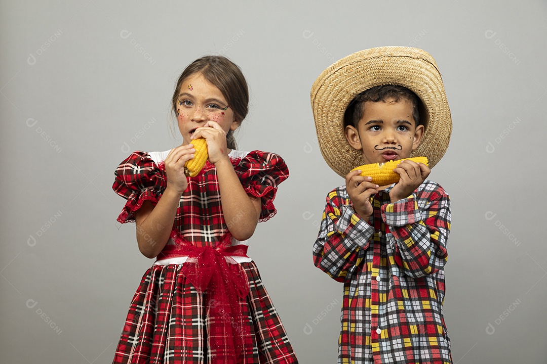 Crianças lindas usando roupas típicas festa junina sobre fundo isolado