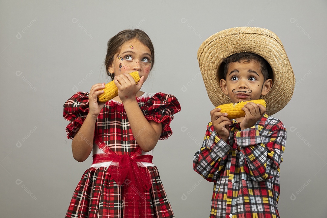 Crianças lindas usando roupas típicas festa junina sobre fundo isolado