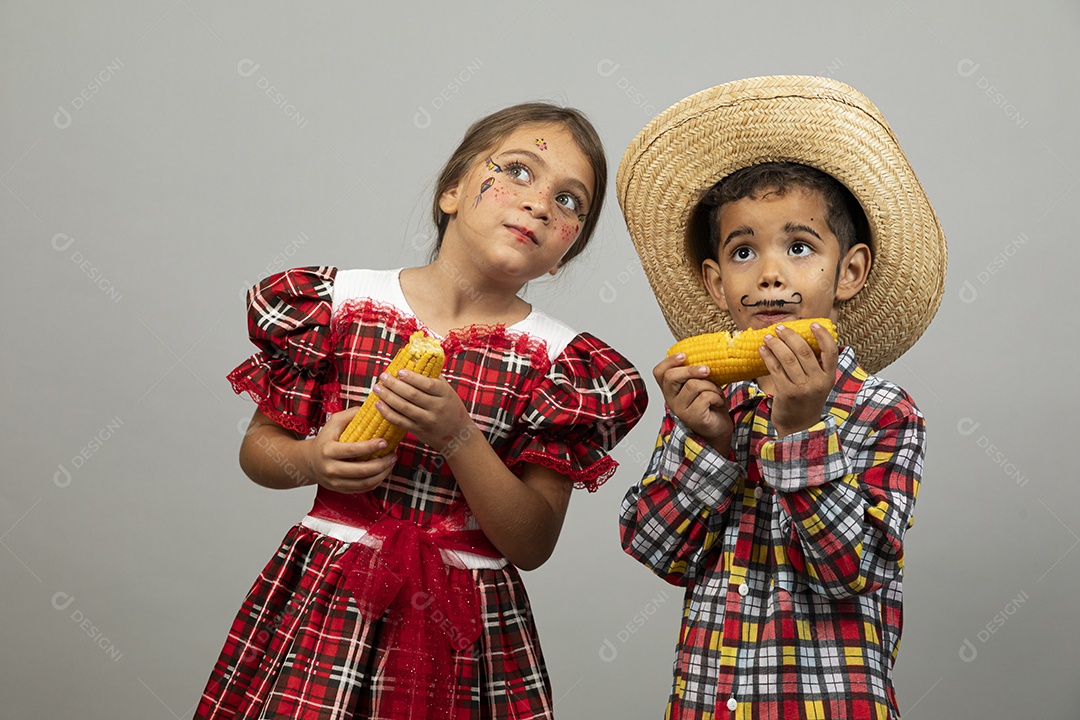 Crianças lindas usando roupas típicas festa junina sobre fundo isolado