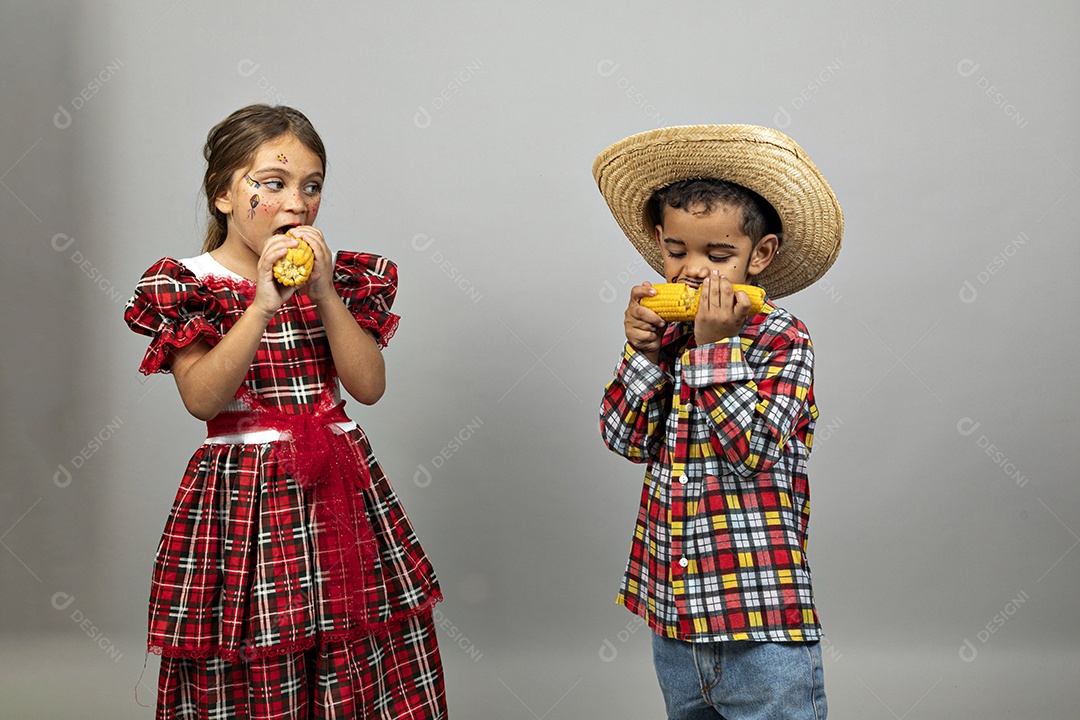 Crianças lindas usando roupas típicas festa junina sobre fundo isolado