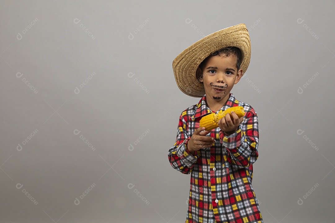 Garotinho usando roupas típicas festa junina sobre fundo isolado