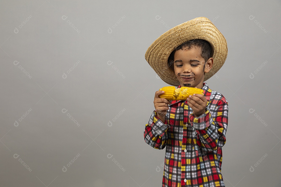 Garotinho usando roupas típicas festa junina sobre fundo isolado