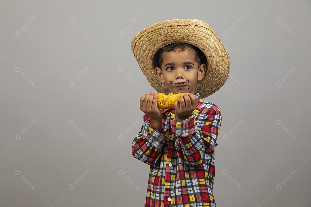 Garotinho usando roupas típicas festa junina sobre fundo isolado