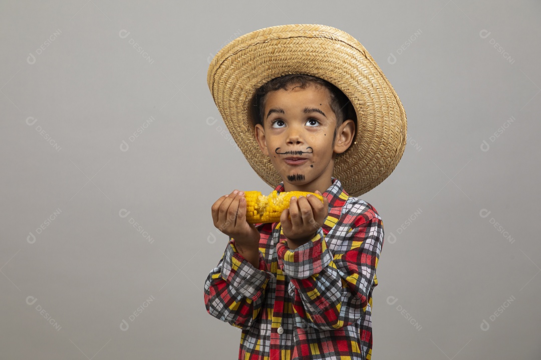 Garotinho usando roupas típicas festa junina sobre fundo isolado