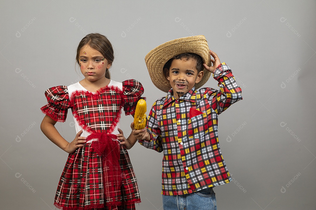 Crianças lindas usando roupas típicas festa junina sobre fundo isolado