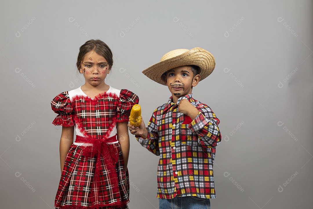 Crianças lindas usando roupas típicas festa junina sobre fundo isolado