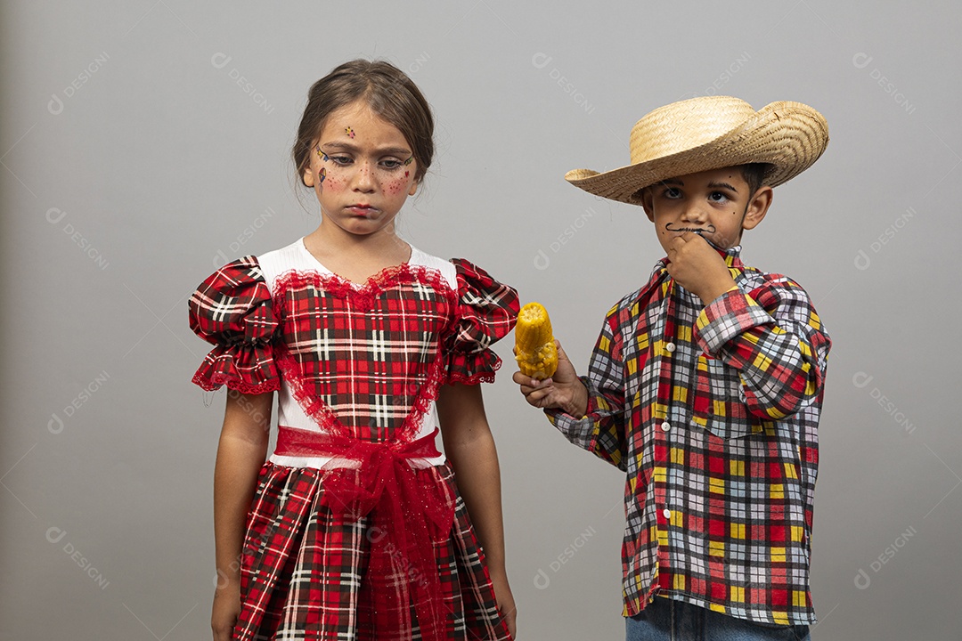 Crianças lindas usando roupas típicas festa junina sobre fundo isolado .