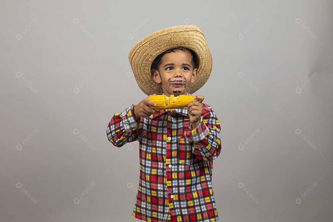 Garotinho usando roupas típicas festa junina sobre fundo isolado