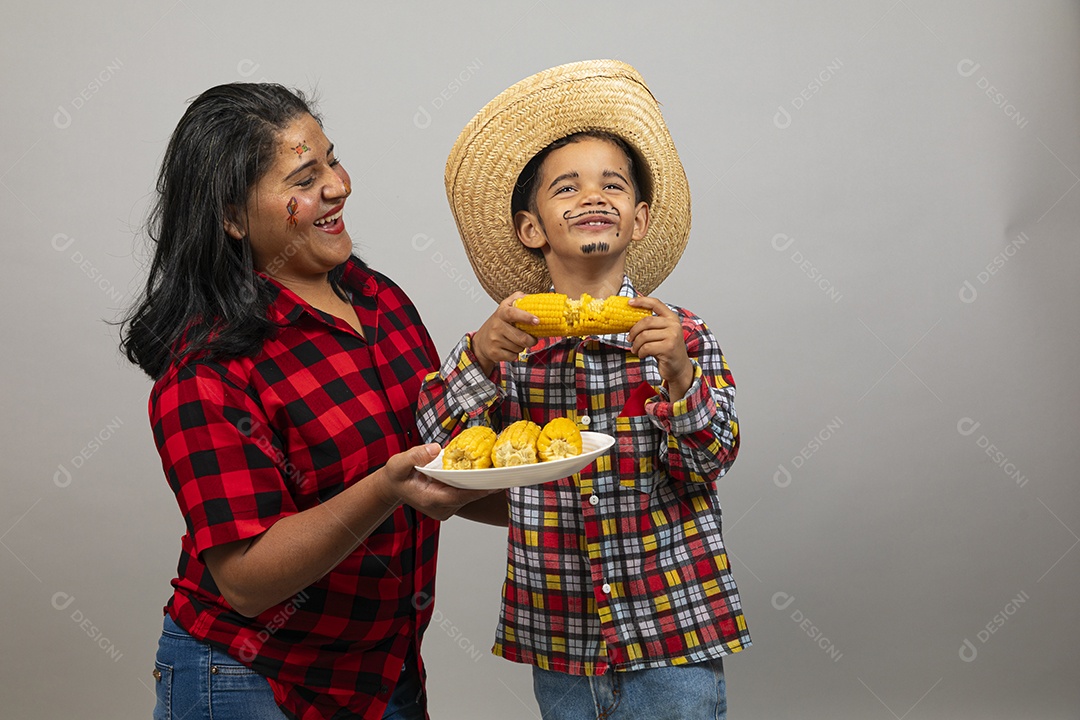 Linda mulher usando roupas típicas festa junina ao lado de seu filho