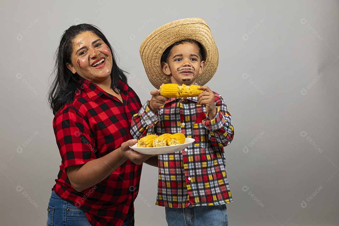 Linda mulher usando roupas típicas festa junina ao lado de seu filho