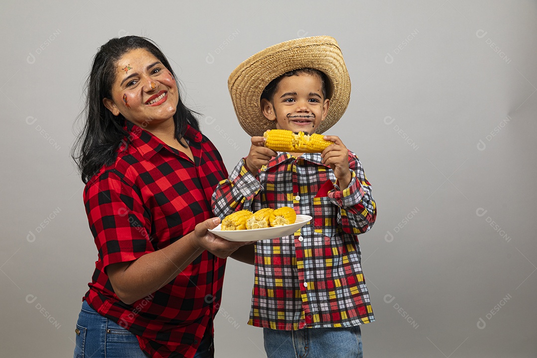 Linda mulher usando roupas típicas festa junina ao lado de seu filho