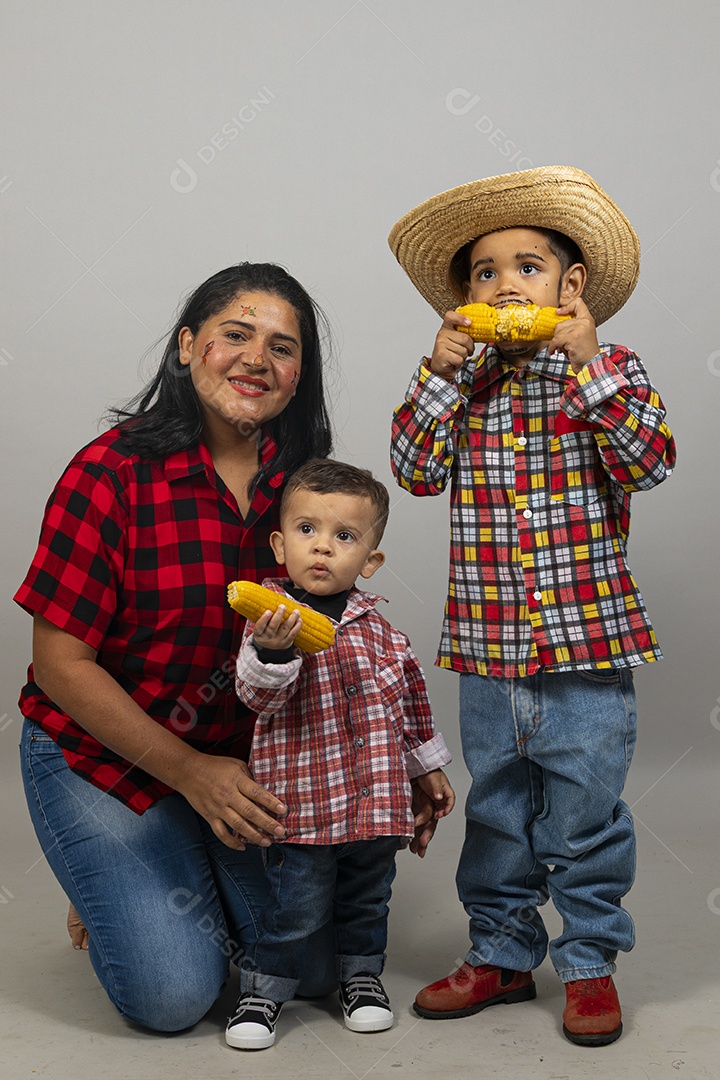 Linda mulher usando roupas típicas festa junina ao lado de seu filho
