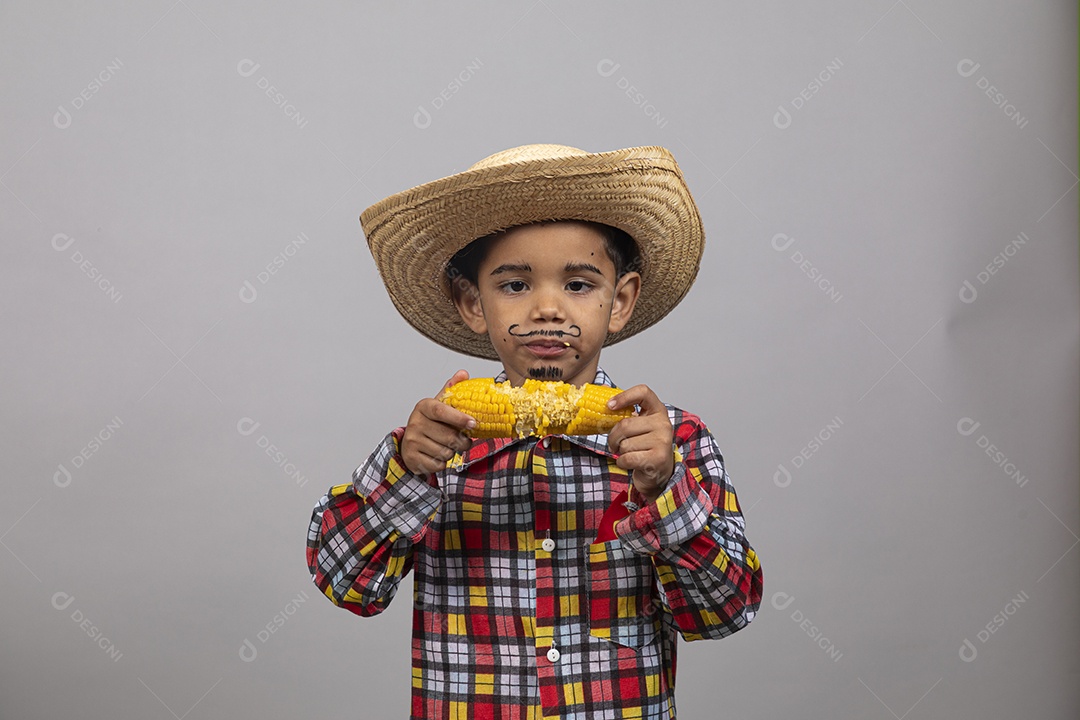 Garotinho usando roupas típicas festa junina sobre fundo isolado