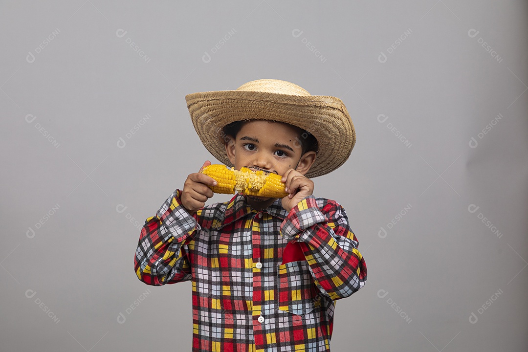 Garotinho usando roupas típicas festa junina sobre fundo isolado